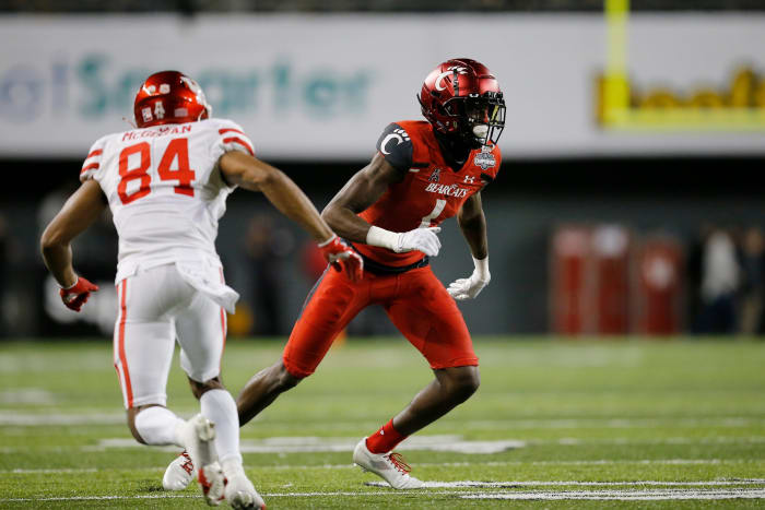 Cincinnati CB Ahmad Gardner plays defense